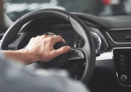 Мужская рука на руле автомобиля