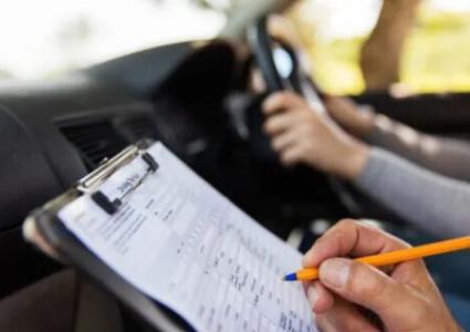 Блокнот в котором сотрудник DMV отмечает прохождение экзамена за рулем
